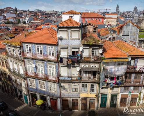 Belebte Hausfassade in Porto
