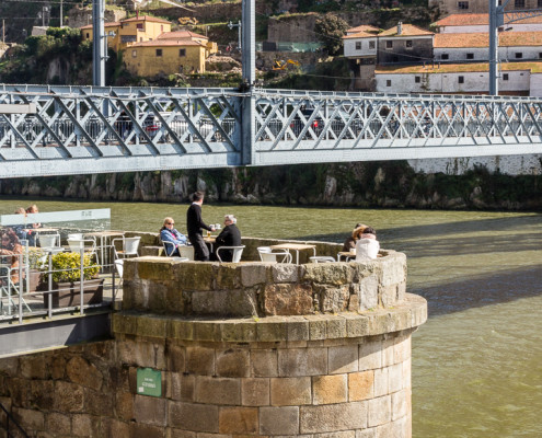 Restaurant-Terrasse unter der Ponte Dom Luis I.